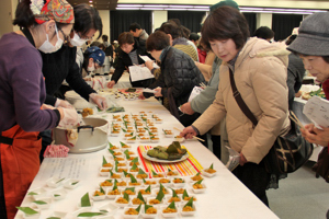 ちまきを試食する来場者の画像