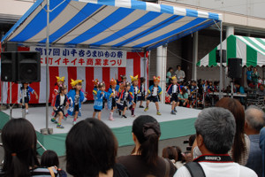 遊戯を披露する幼稚園児の画像