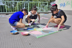 旧市民の家で廃屋アートを体験する子どもたちの画像