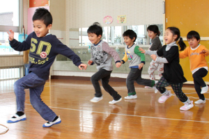 素早く場所を移動する子どもたちの画像