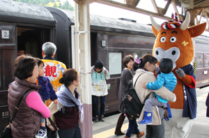 乗客を出迎える「よし太くん」の画像