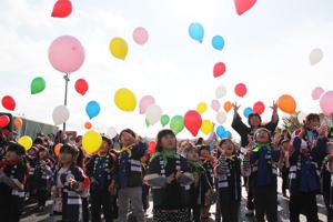 風船を飛ばす園児の画像