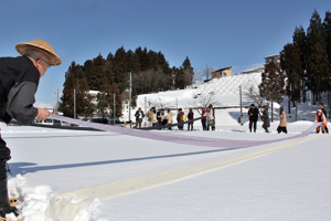 雪さらしをする参加者の画像