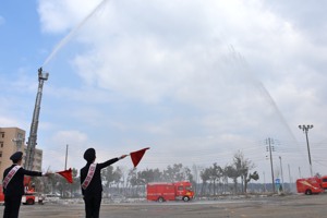 消防車両による放水の画像