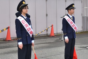 防水訓練に臨む一日消防署長の画像