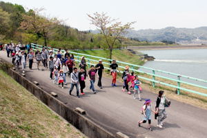 調整池の周辺を歩く参加者の画像