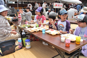 料理を食べる子どもたちの画像