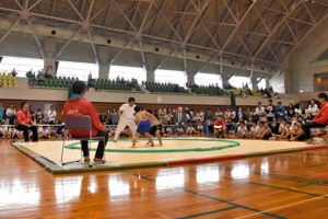 土俵の周りで応援する観客の画像