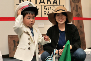 駅長の制服を着ている男の子の画像