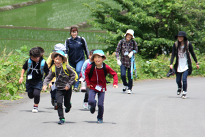 山本山の坂を駆け上がる子どもたちの画像