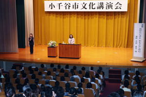 おおぜいの来場者が集まった会場の画像