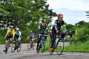 集団で走る自転車の画像