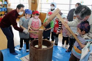 餅つきをする園児の画像