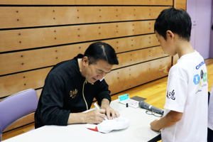 サインに応じる瀬古利彦さんの画像