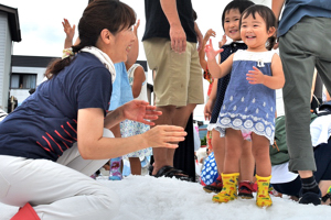 雪山で遊ぶ子どもの画像