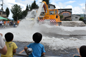 除雪車で雪山を崩している画像