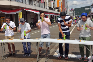 早食い選手権の挑戦者たちの画像