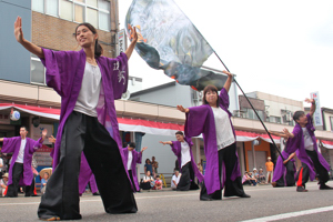 よさこいを踊る女性たちの画像