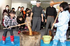 餅つきをする子どもの画像