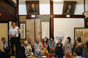 慈眼寺で講師の話を聴く参加者の画像