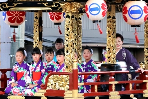 祭り屋台に乗る女の子の画像