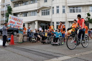 沿道の応援を受けながら走るランナーの画像