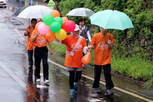 雨の中を走る参加者の画像