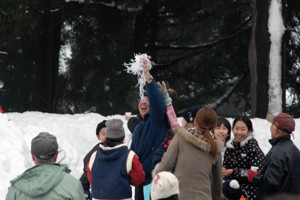 おんべを拾う住民の画像