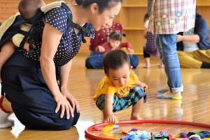 風船を選ぶ子どもの画像