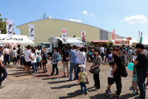 飲食ブースに並ぶ来場者の画像