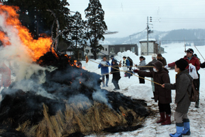 するめを持ってさいの神のまわりに集まる住民の画像