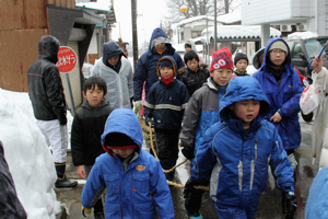 町内をまわる子どもたちの画像