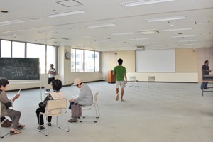 大会議室を見学する来場者の画像