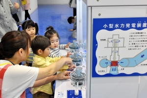 水力発電の装置に興味津々の子どもたちの画像