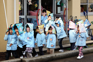 頭巾を被って避難する小千谷幼稚園の園児たちの画像