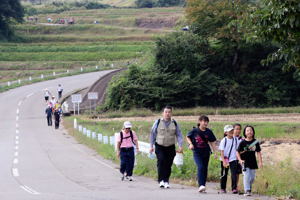 起伏のあるコースを歩く参加者の画像