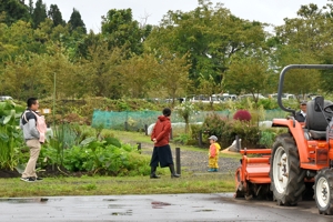 日帰り農園を見学する親子連れの画像