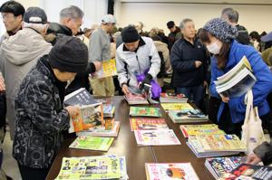 雑誌を見る来場者の画像