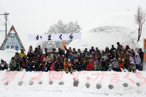 ステージ上で記念撮影をする来場者の画像