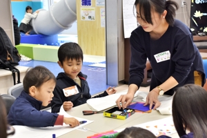 錦鯉に色を塗る子どもの画像