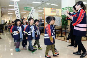 スーパー店内での防火パレードの画像