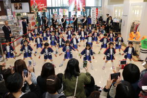 認定こども園つくし幼稚園の園児によるよさこいの画像