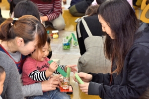 門松飾りをつくる男の子の画像