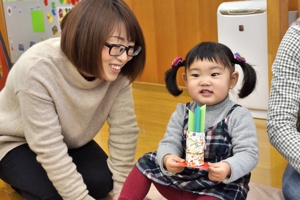 完成した門松飾りを持つ女の子の画像