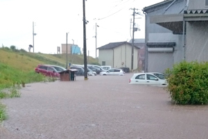 水に浸かる車の画像