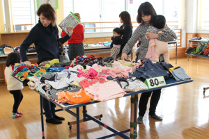 子ども服を選来館者の画像