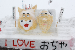 よし太くんと谷井小千谷市長の雪像の画像