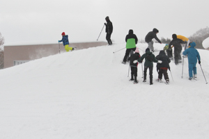 雪山を登る参加者たちの画像