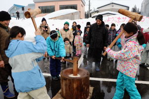 餅つきに挑戦する子どもたちの画像