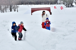 雪の迷路に挑戦している子どもたちの画像